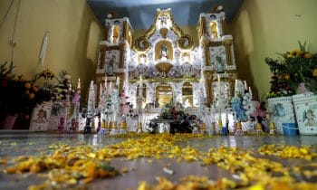 Altares monumentales honran a difuntos en el Día de Muertos en México
