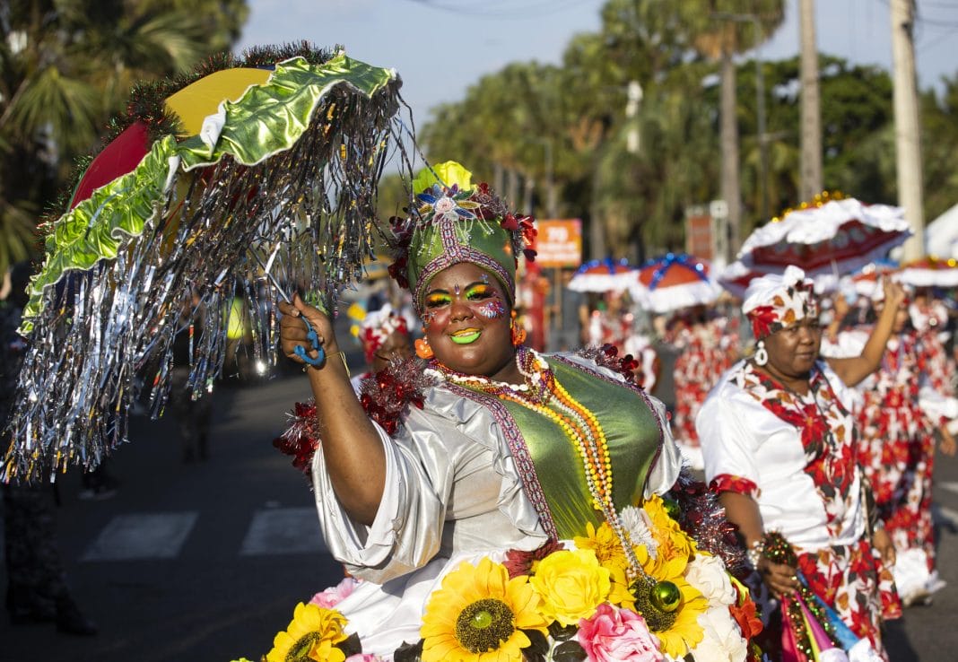 La capital dominicana celebra su desfile de carnaval arropada por el sol