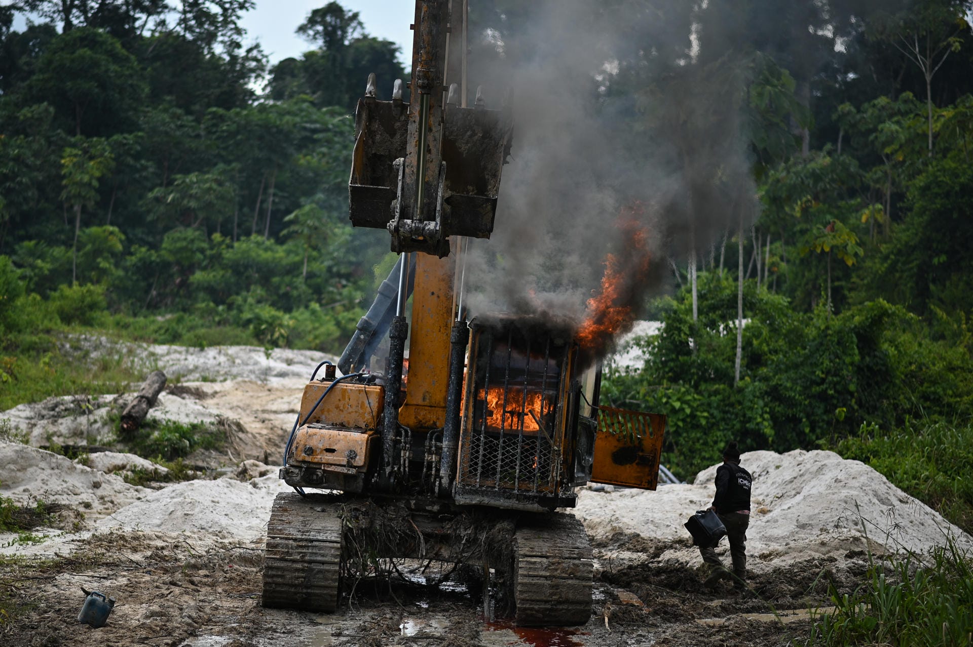 Por tierra, río y aire, la guerra contra la minería ilegal en la Amazonía