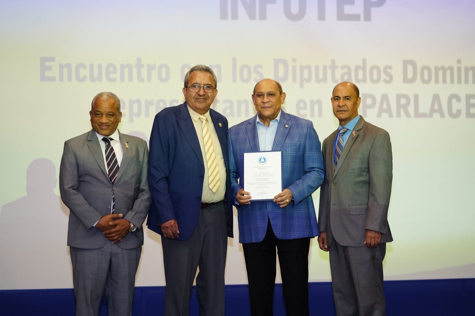 El reconocimiento fue entregado por el presidente del Parlacen, Armando Cerrud Avecedo