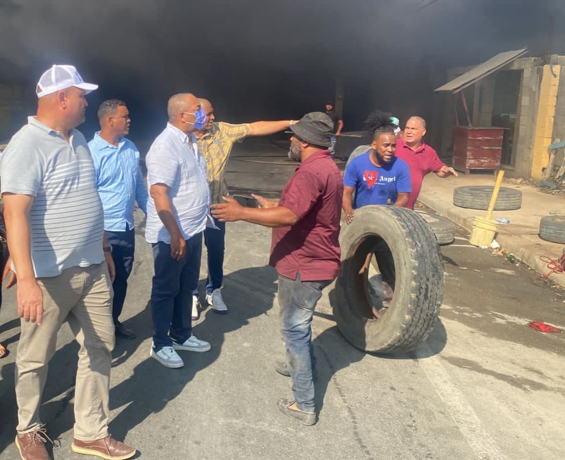 Alcalde José Andújar y coordina trabajos para sofocar un incendio en Manoguayabo