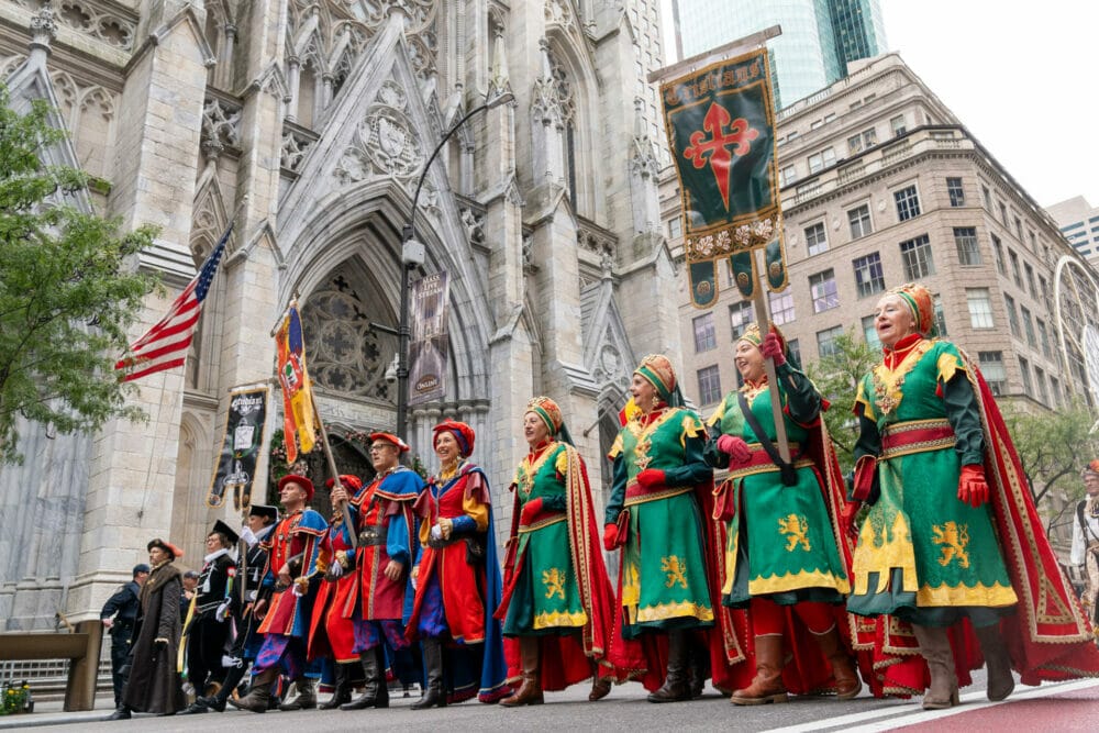 Tradiciones, alegría y color en el Desfile de la Hispanidad en Nueva York