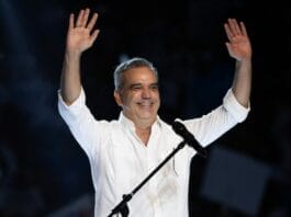 Abel Martínez felicita al presidente Abinader por su reelección