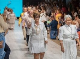 Un grupo de 28 adultos mayores protagoniza desfile de moda