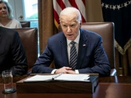 Biden firma proyecto para fortalecer seguridad en aviación