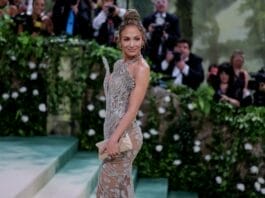 Bad Bunny, JLO, Chris Hemsworth y Elsa Pataky abren la alfombra verde de la Met Gala