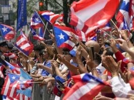Banderas boricuas y música latina inundan Nueva York durante su desfile puertorriqueño