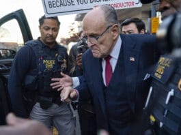 Giuliani procesado por injerencia electoral en Arizona, le toman foto policial