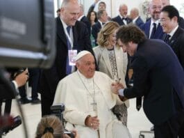 Papa y Milei se abrazan en cumbre del G7 en Italia