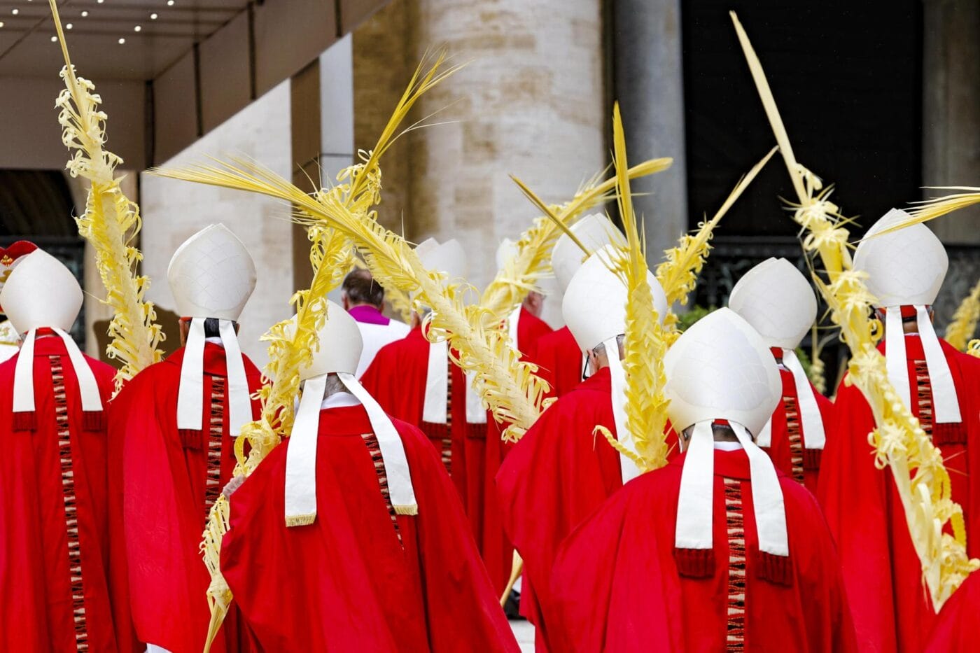 El papa Francisco reaparece por sorpresa en la Plaza de San Pedro durante la misa de Domingo de Ramos