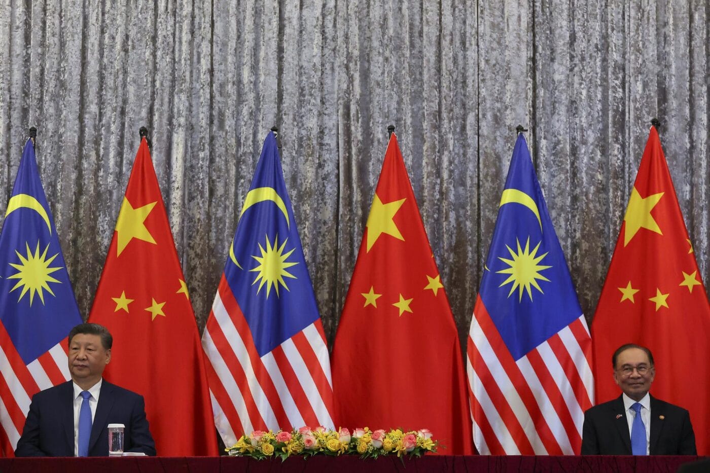 Título: Xi Jinping y Anwar Ibrahim firman 31 acuerdos de cooperación en Kuala Lumpur
