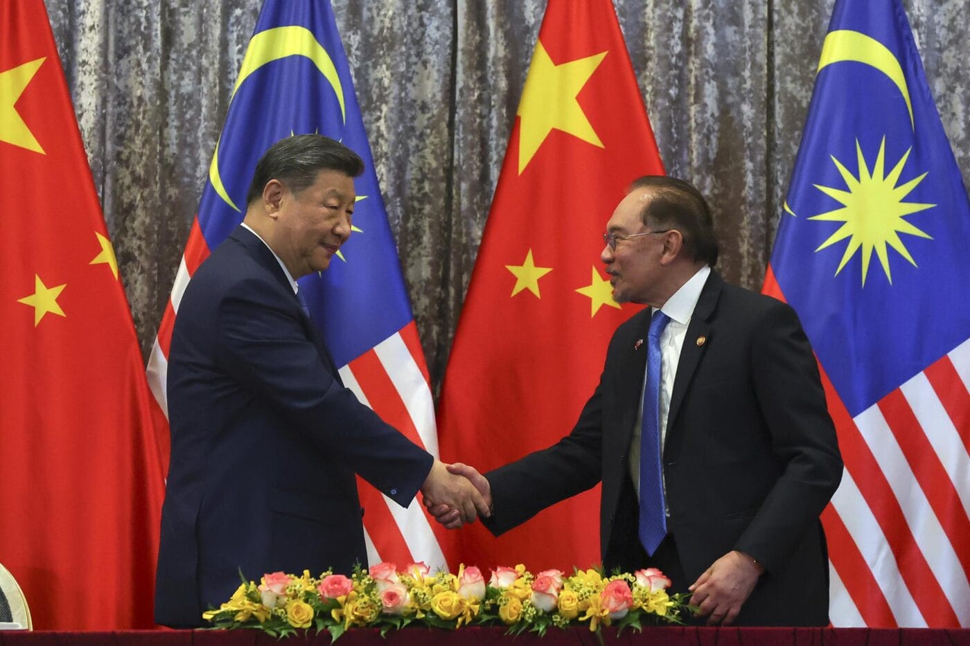Título: Xi Jinping y Anwar Ibrahim firman 31 acuerdos de cooperación en Kuala Lumpur